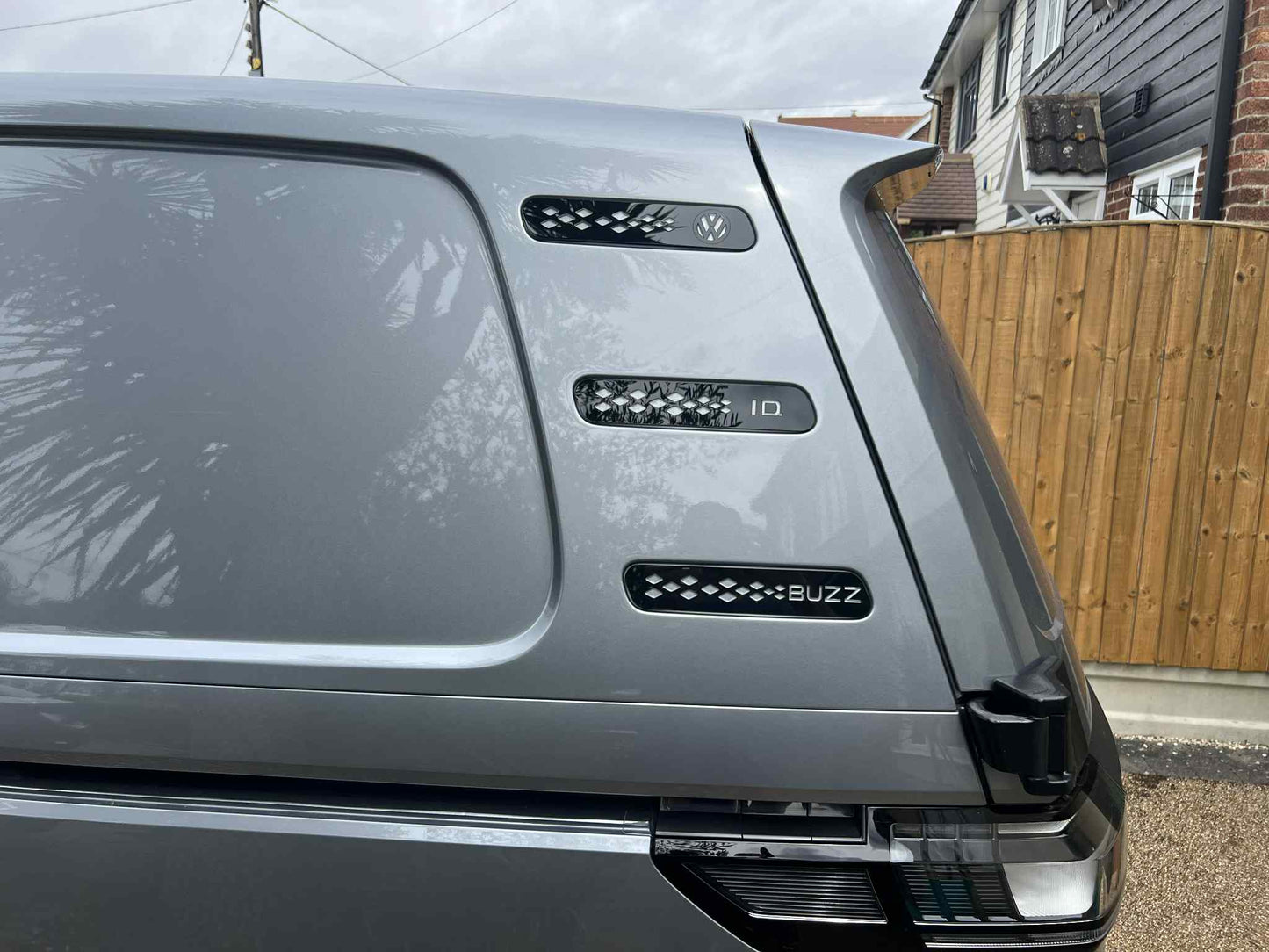 ID Buzz Cargo D pillar vent badge set of 6 Gloss Black Frame